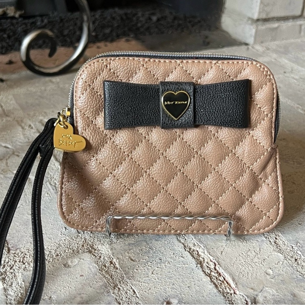Betsy Johnson NWOT Quilted Wristlet Tan